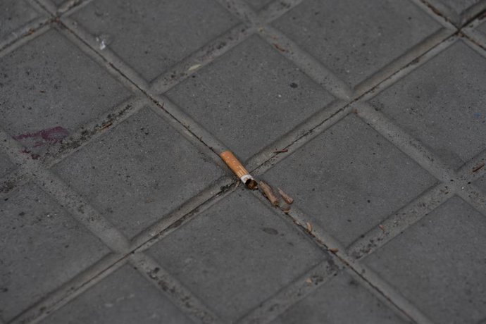 Archivo - Una colilla de un cigarro tirada en la acera
