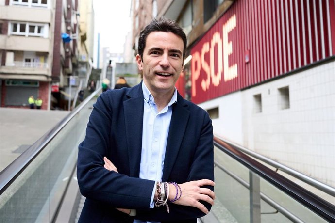 Archivo - El secretario general del PSOE de Cantabria, Pedro Casares, posa para Europa Press, en la sede del PSOE de Cantabria, a 21 de febrero de 2025, en Santander, Cantabria (España). 