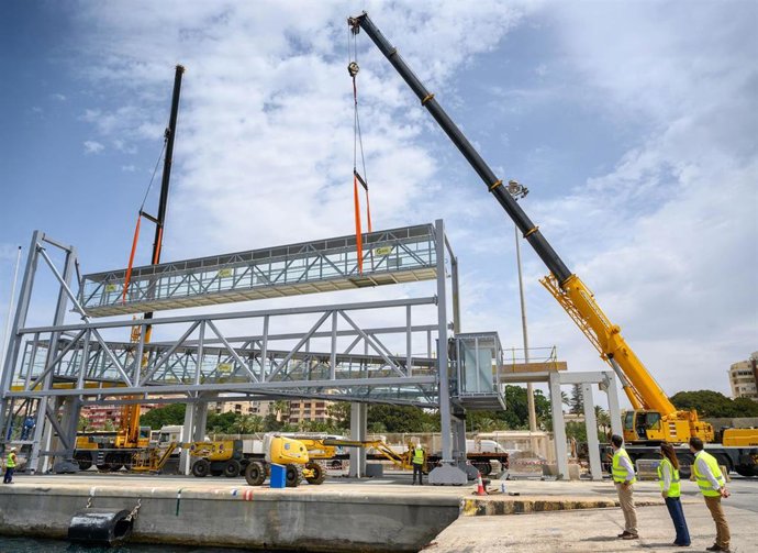 Instalación de la nueva pasarela fija en la rampa 6 del Muelle de Ribera II del Puerto de Almería.