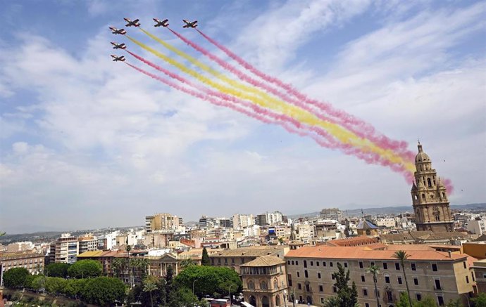Los C-101 de la Patrulla Águila se despiden del cielo de Murcia con un homenaje al 1.200 aniversario de la ciudad