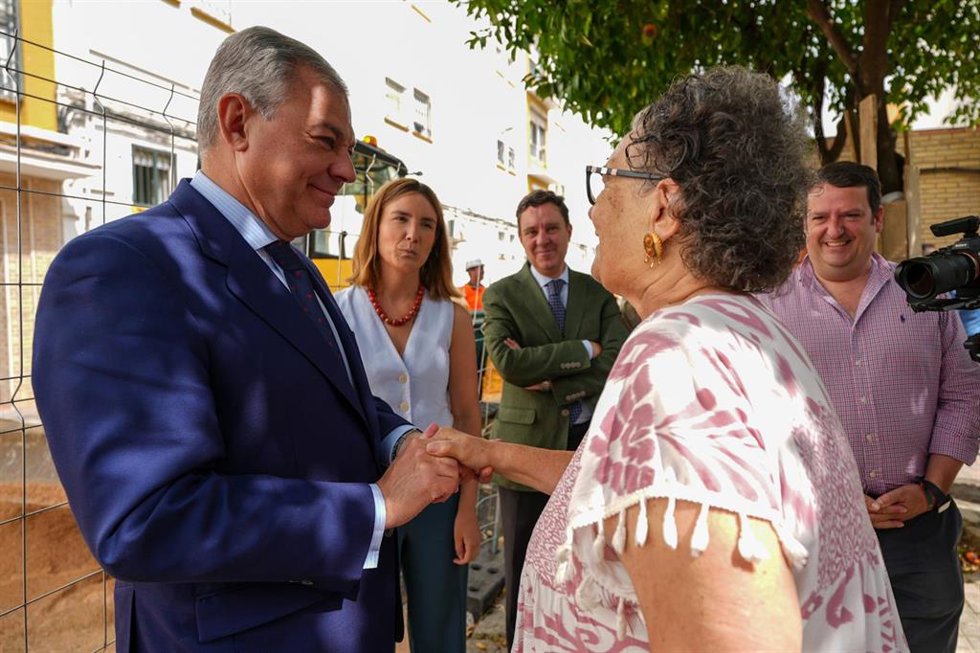 Sanz supervisa, junto con vecinos y comerciantes del Tiro de Línea, las obras de saneamiento de la calle Utrera