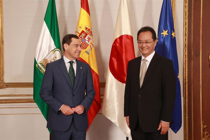 Archivo - El presidente de la Junta de Andalucía, Juanma Moreno, se reúne en San Telmo con el embajador de Japón en España, Takahiro Nakamae, a 10 de octubre de 2023 en Sevilla (Andalucía, España). (Foto de archivo).