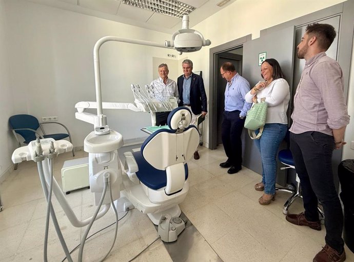 El delegado territorial de Salud y Consumo, Juan de la Cruz Belmonte, durante su visita al centro de salud de Vélez-Rubio (Almería) tras las obras de mejora.