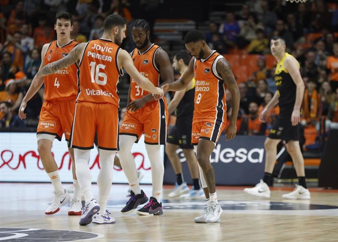 Archivo - Los jugadores de Valencia Basket durante un encuentro frente a La Laguna Tenerife