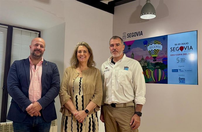 El concejal de Deportes, Jesús Garrido (izda); la concejal de Turismo, May Escobar, y el coordinador del festival, Cristian Biosca.