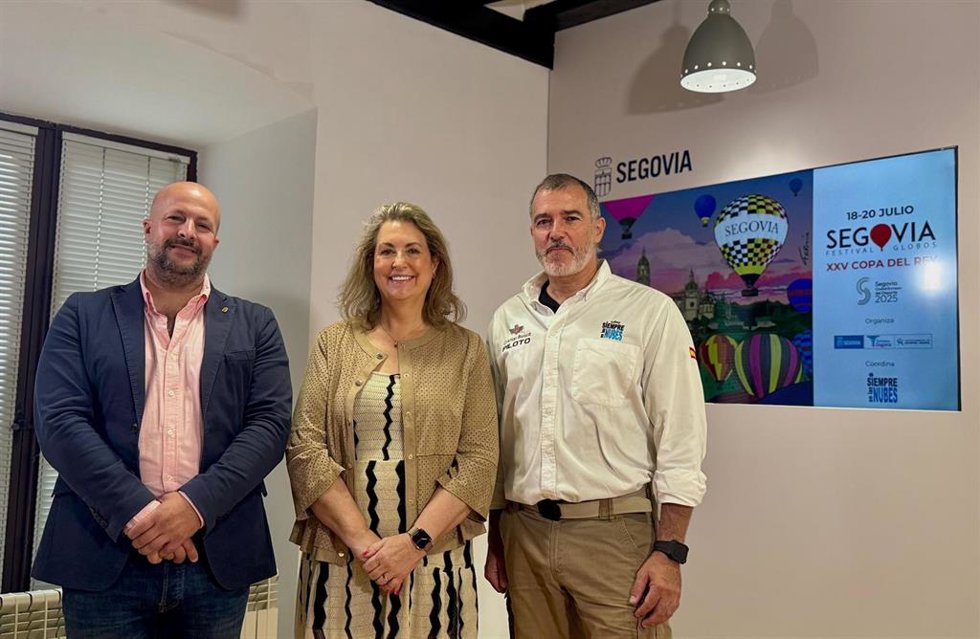 El concejal de Deportes, Jesús Garrido (izda); la concejal de Turismo, May Escobar, y el coordinador del festival, Cristian Biosca.