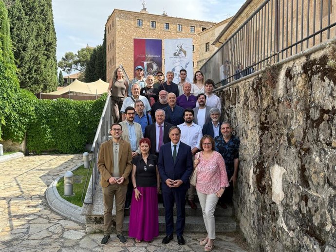Cincuenta citas culturales para el programa Salamanca Plazas y Patios, con Martín Gaite como protagonista.