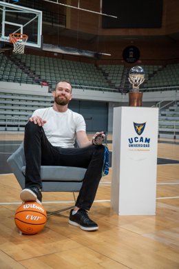 Nemanja Radovic posa con el trofeo de subcampeón de la Liga Endesa, conseguido en la temporada 2023/24