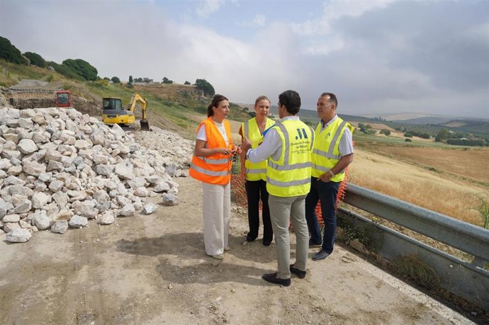 La diputada de Fomento e Infraestructuras de la Diputación de Málaga, Nieves Atencia, ha visitado hoy junto a la alcaldesa de Ronda, María de la Paz Fernández, visita obras para reabrir al tráfico la carretera de acceso a Acinipo