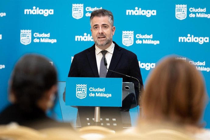 El concejal delegado de Economía, Hacienda y Fondos de la UE, Carlos Conde, en rueda de prensa