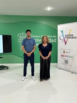 La vicerrectora del Campus de Ponferrada de la ULE, Pilar Marqués y el director de Extensión Universitaria, Raúl Barba, en la presentación de los cursos de verano de El Bierzo.