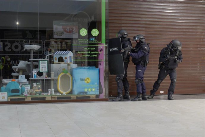 La Ertzaintza realiza un simulacro de un incidente terrorista en un centro comercial de San Sebastián