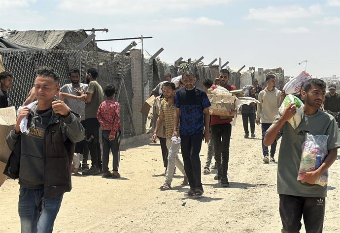 28 de maio de 2025, Rafah, Faixa de Gaza, Território Palestino: Palestinos em busca de ajuda se reúnem perto de um local de distribuição de ajuda administrado pela Gaza Humanitarian Foundation, apoiada pelos EUA, em Rafah, no sul da Faixa de Gaza, em 27 d