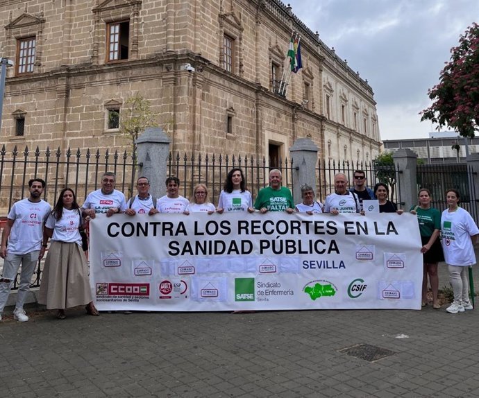 Los representantes sindicales frente al Parlamento de Amdalucía, tras reunirse con los partidos políticos para mostrarles su informe sobre la sanidad.