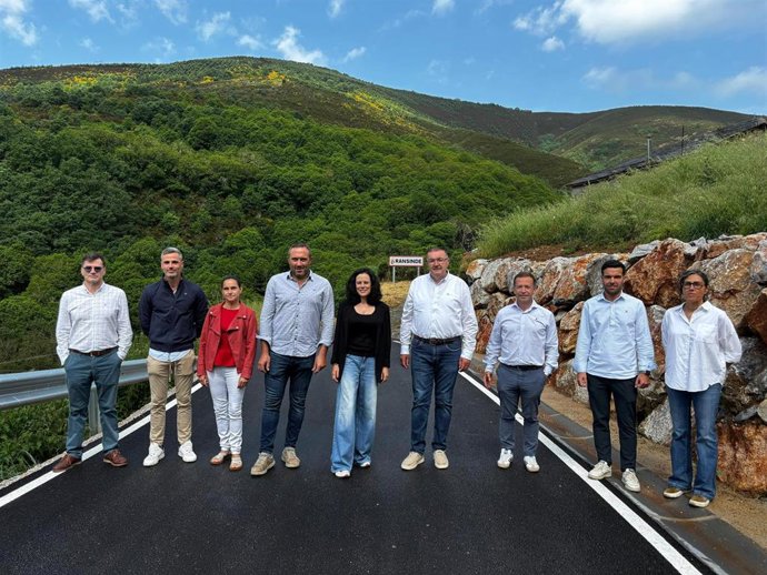 El vicepresidente de la Diputación de León y diputado de Infraestructuras, Roberto Aller (cuarto por la derecha), tras recibir las obras de la LE-4103 que da acceso a la localidad de Ransinde.