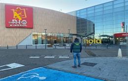 Un guardia civil frente a un centro comercial de Arroyo de la Encomienda (Valladolid).