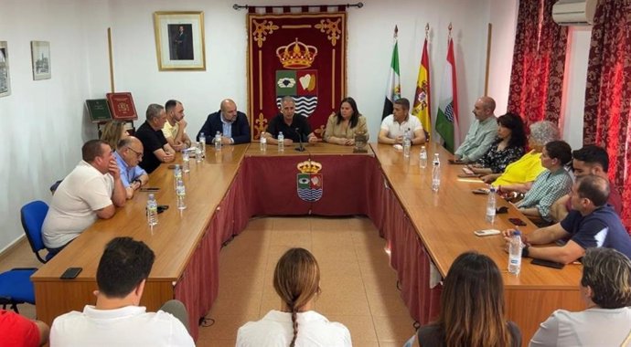 Miembros de la Plataforma para la conversión de la N-430 en autovía reunidos en el Ayuntamiento de Santa Amalia.