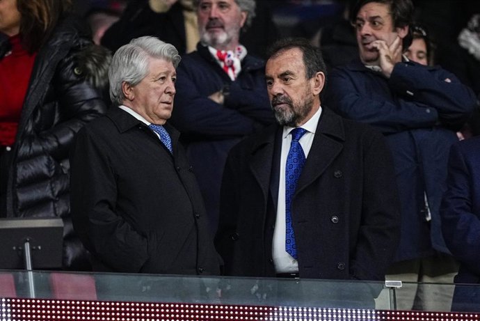 Archivo - Angel Torres junto a Enrique Cerezo en el palco del Riyadh Air Metropolitano