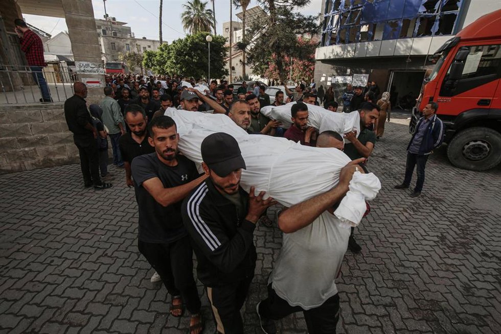 Palestinos trasladan cadáveres de varios muertos por un bombardeo del Ejército de Israel contra la ciudad de Gaza, en el norte de la Franja de Gaza (archivo)