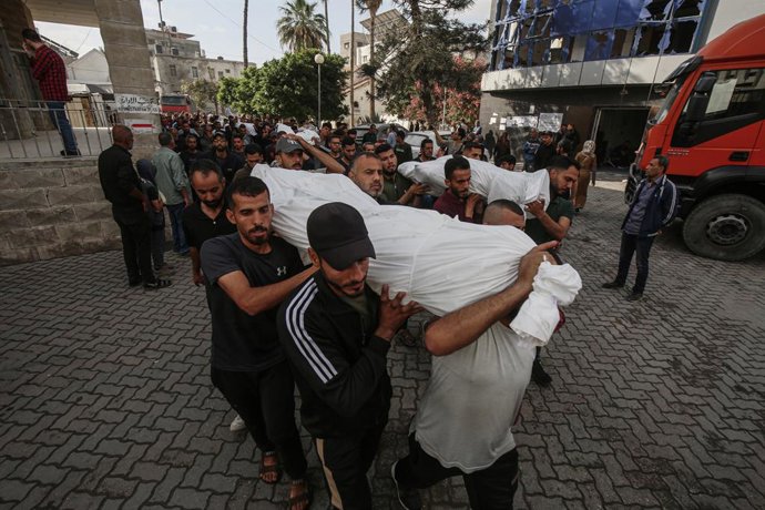 20 de maio de 2025, Cidade de Gaza, Faixa de Gaza, Território Palestino: Palestinos carregam os corpos de vários mártires mortos em ataques aéreos israelenses durante um funeral no Hospital Batista Árabe na Cidade de Gaza, em 20 de maio de 2025. A Agência