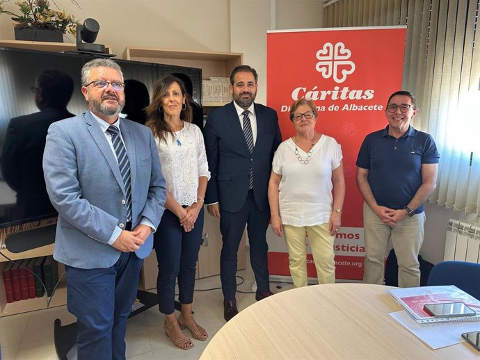 El presidente del Partido Popular de Castilla-La Mancha, Paco Núñez, en una reunión con Cáritas.
