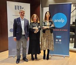 El director general de anefp, Jaume Pey; la presidenta y cofundadora de Mujeres en Farma y directora de MCR International, Elena Álvarez; y la presidenta de anefp y directora general de Almirall Iberia, Lidia Martín.