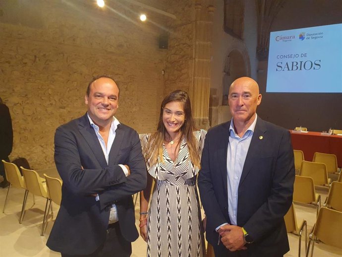 El Economista José Carlos Díez (Izda); La Presidenta De La Cámara De Segovia, María José Tapia, Y El Diputado Provincial De Hacienda, Óscar Moral.