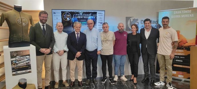 Salvador Fuentes (3º izda.) junto a Antonio Cabello (4º izda.), en la presentación del primer Gran Fondo Sierra Morena.