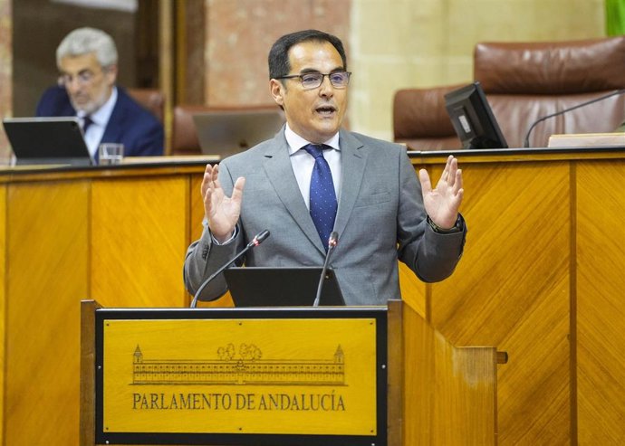 El consejero de Justicia, Administración Local y Función Pública, José Antonio Nieto, en el Pleno del Parlamento andaluz.