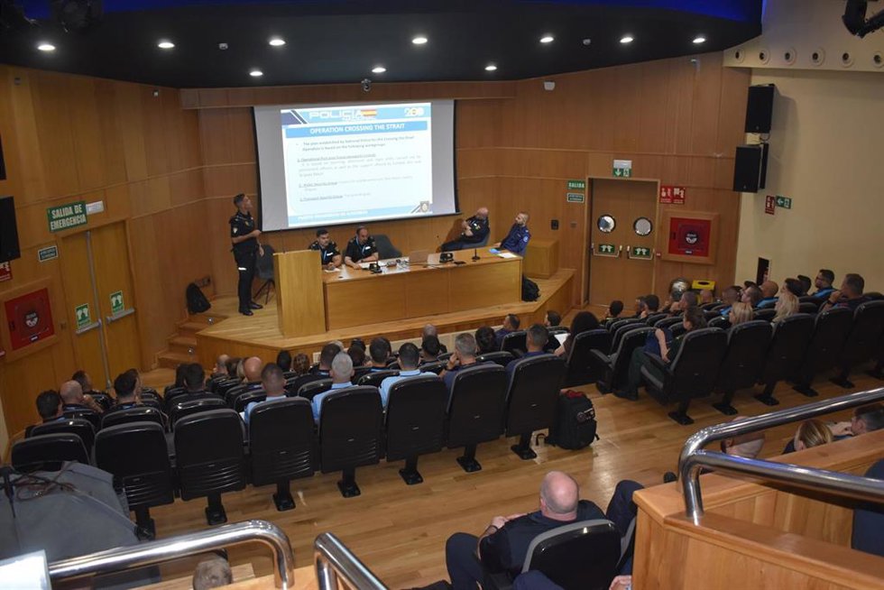 Efectivos policiales de España y 15 países de la UE en el inicio de la operación Minerva, que se desarrollará en los puertos de Algeciras, Tarifa y Ceuta