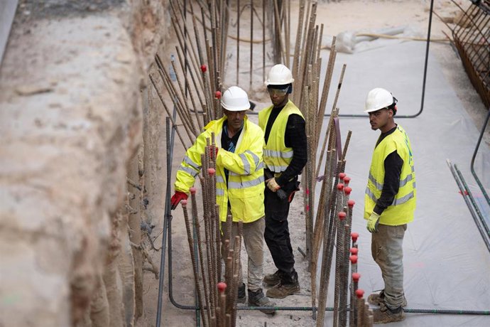 Archivo - Varios operarios trabajan en unas obras, en una imagen de archivo.