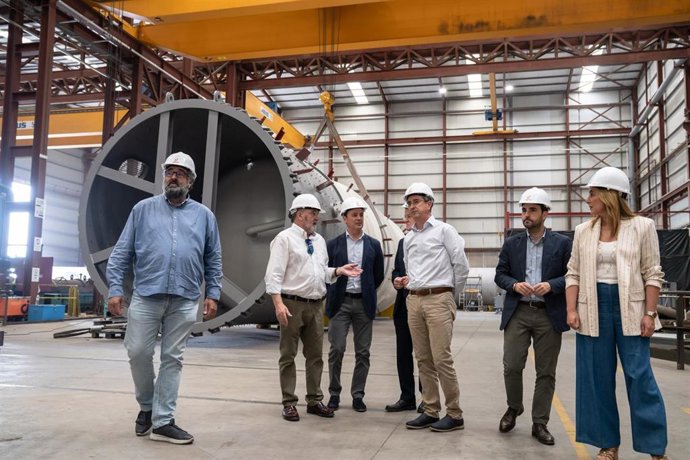 El presidente de la Diputación de Almería, Javier Aureliano García, visita Caldererías Indálicas.