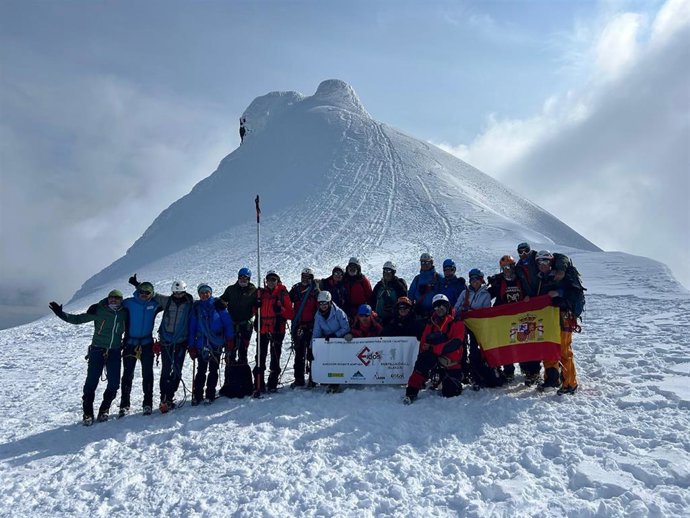 Imagen de la expedición tras hacer cima en el 'Pico de Julio Verne'