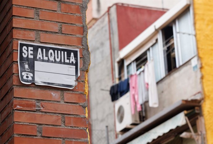 Archivo -  Un cartell de lloguer