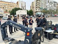 La Policía Nacional exhibe los medios de su operativo de seguridad de este verano en Alicante