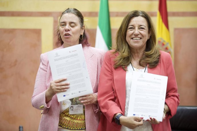 La consejera de Desarrollo Educativo y Formación Profesional, María del Carmen Castillo, y la secretaria general de Fundación ONCE y vicepresidenta ejecutiva de Inserta Empleo, Virginia Carcedo, firman un protocolo para la FP con discapacidad.