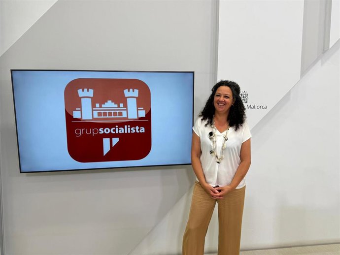 La portavoz socialista en el Consell de Mallorca, Catalina Cladera, en rueda de prensa.