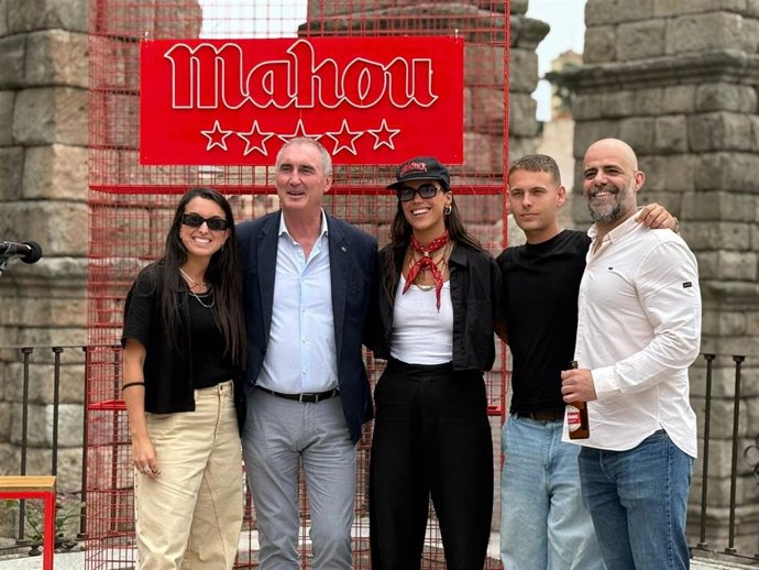 Las integrantes de Marlena, con el alcalde José Mazarías, el segoviano Hens y el director de Patrocinios de Mahou, David Pejenaute