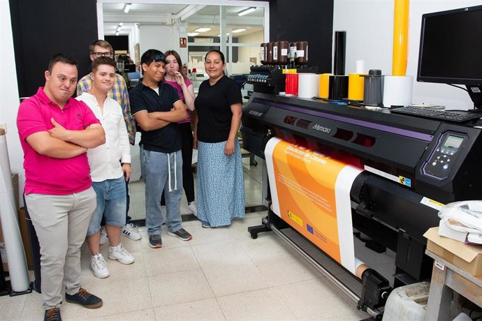 Personas con discapacidad que se incorporan a la imprenta de la Diputación de Cáceres para favorecer su inclusión laboral