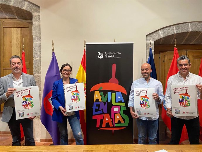 Javier Marfull, Secretario De La Federación De Hostelería - CEOE Ávila (I); Sonsoles Prieto Y Raúl Torrecilla Y Jaime Sastre, De La Entidad Adjudicataria Del Desarrollo Del Certamen Ávila En Tapas.