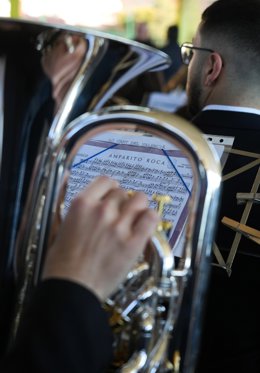 Archivo - Arxiu - Partitura d'un músic durant un concert, al Pavelló de l'Oliveral, a Castellar-l'Oliveral, València. Imatge d'arxiu.
