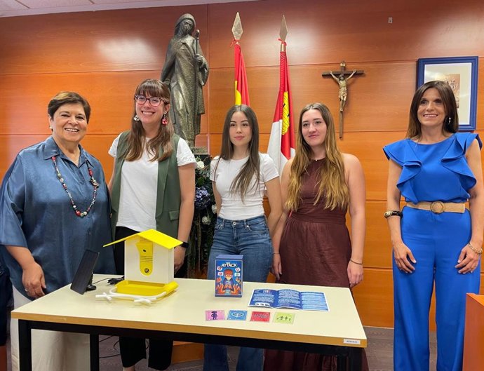 La rectora y la responsable de Educación de la Junta en Ávila junto a las tres premiadas.