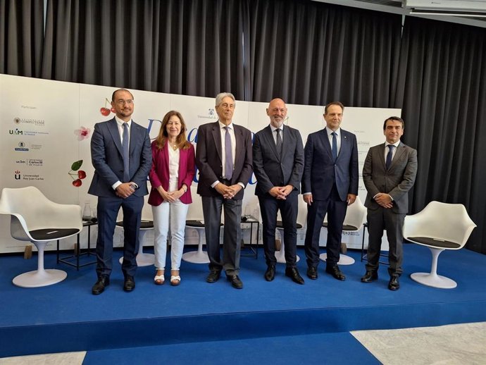 Los rectores de las seis universidades públicas de la Comunidad de Madrid (Complutense, Autónoma, Politécnica, Alcalá, Rey Juan Carlos y Carlos III) en un desayuno informativo, el 20 de mayo de 2025, en Madrid.