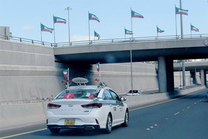 Archivo - (210225) -- CIDADE DO KUWAIT, 25 de fevereiro de 2021 (Xinhua) -- Um carro decorado com bandeiras circula em uma rua na Cidade do Kuwait, Kuwait, em 25 de fevereiro de 2021. Os kuwaitianos comemoram seus dias nacionais e de libertação em 25 e 26