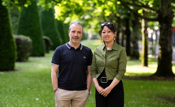 Javier Fernández Montalvo y Satoko Koijma Hoshino, en la UPNA.