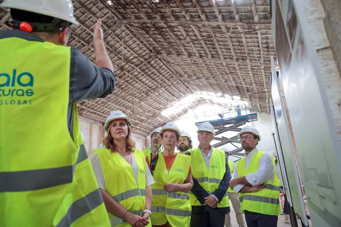 La alcaldesa de València, María José Catalá, en su visita al inicio de los trabajos del futuro Centro de Artes Escénicas del Cabanyal-Canyameral.