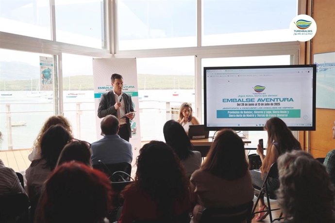 El vicepresidente tercero y diputado de Fomento de la Diputación de Cáceres, y presidente de Femembalses, Luis Fernando García Nicolás, asiste en Cervera de Buitrago a la presentación de 'Embalse aventura'