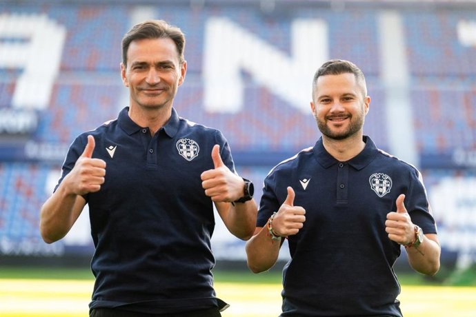 Ángel Saiz y Rafa Vendrell posan en el estadio