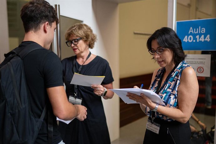 Un alumno entra a un aula durante el primer día de las PAU en Cataluña.