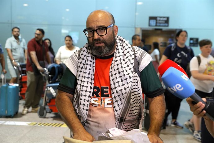 L'activista espanyol Sergio Toribio després d'arribar a Barcelona procedent de Tel Aviv.